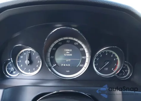 2010 Mercedes-Benz E 550 z USA, uszkodzony, nr VIN WDDKJ7CB3AF019612